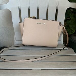 Cute Michael Kors Crossbody Bag